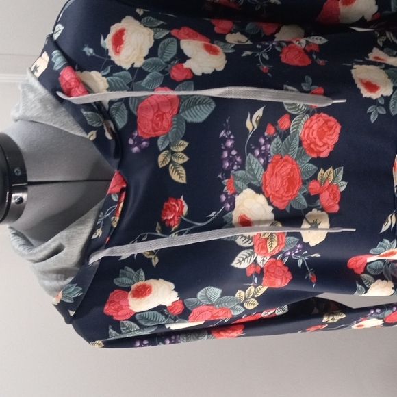 Cupshe Pullover With Hoodie and Kangaroo pouch, Floral, Size Small - Picture 2 of 7